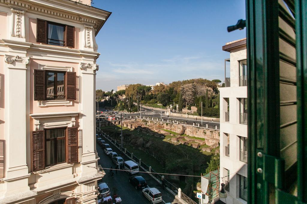 Casa Isabella Al Colosseo - FromhometoРим Екстериор снимка